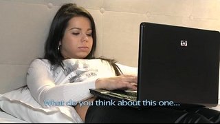 Brunette سملینگک خوش طبعی اور ایک دوسرے کی انگلی