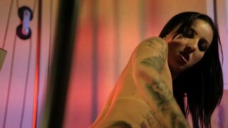 Catra ဒါဏ္ေၾကာင့္သူမ၏သင်တန်းဆရာအလုပ်အလေ့ကျင့်ခန်းအနည်းငယ်ပိုမိုပူနွေး