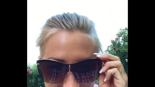 Ես тереблю մատներով իր բարակ ներքին հանրային lawn