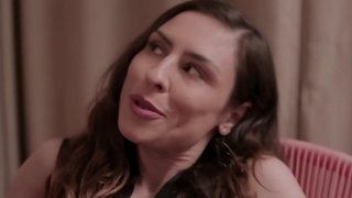 EMME ווייַס טוט בלאָוודזשאָב אין צוויי ראָללס