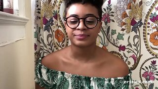 Ebony tamaiti i te tangata atu i runga i te moenga