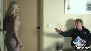 Orang tua menembusi panas tart dan rancangan dengan lembut puting