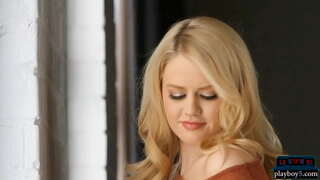 Ҙур түңәрәк милф һәм көллият попка-күрһәтә тәндә ҡайнар блондинки