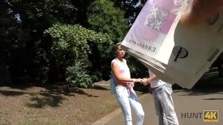 HUNT4K. Perfect shaved pussy agus tight anal a &#039;tighinn a-steach ann an làmhan a&#039; mac an t-sealgair