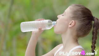 ���ඩ් බබා පෙන්නුම් ලස්සන ශරීරය