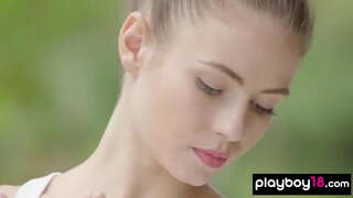 پتلی سنہری بالوں والی اتارنے کے دوران باکس تربیت