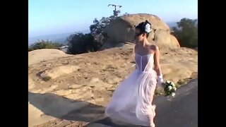 Няшчасная маладая кінутая жонка дае па галаве, а потым прыбіваецца да двух зроблена добрасардэчным гладиаторам