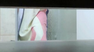 الأخت مع تان خط مثير هو مسجل الاستحمام دون علمها