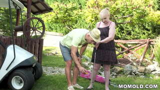 Slutty wahine pakeke Nanney ko fucking ki te horny dude