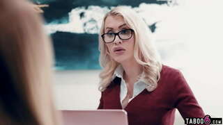 Teen stepdaughters havde nogle problemer på arbejdspladsen med hende MILF boss