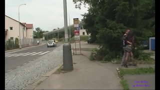 Своди младу шлюшку да се јебе испод моста у јавном парку