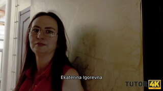 TUTOR4K. Един човек каза на учителя, че тя трябва слайд краката си, за да спечелят малко пари за урок