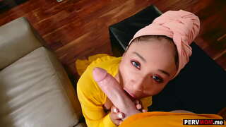 Fy rhyfedd stepmom Cali Lee deepthroats fy dick mawr ar ôl i mi glywed ar y ffôn