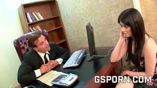 Сексуальну милфу секретарку брюнетку жорстко трахнули спермою на обличчя