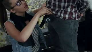 Hipster teen suce et baise bite