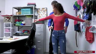 Amilotxak txiki latina da lapurretan harrapatu eta ofizial bat egiten du zulo bat bilatu eta behatzak bere pussy eta ipurdian.Egiten zuen bere bat eman zion bj eta anal fucks bere