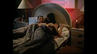 Dva nymfomanka, holky s velká prsa olizovat navzájem kundičky v poloze 69, zatímco jeden z nich v prdeli v zadku chlap