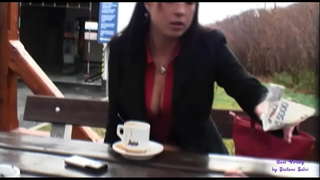 ���रकोवा ग्राहकों को चोदने के लिए शिकार पर एक मोटरवे रेस्तरां में है