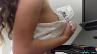 Centerfold порнозвезда Uma Джоли көрсетеді оның ғажайып табиғи денесі